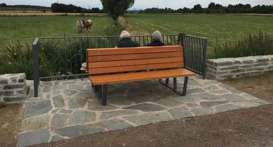 sitzplatz am rehlingsbach friedrichsdorf