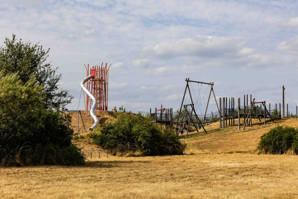 Der Spielpark Hochheim entstand 2003 auf dem Gelände einer ehemaligen Kiesgrube. Das schlägt sich in der Gestaltung des weitläufigen Freizeitgeländes mit seinen welligen Geländeformen ebenso nieder wie in den verwendeten Materialien und der Bepflanzung.