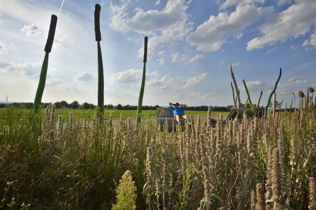 Bergab begleitet die Route den tosenden Bergbach, berührt blühende Wiesen, folgt heckenreichen Talzügen und lotst durch verwinkelte Fachwerkorte.
